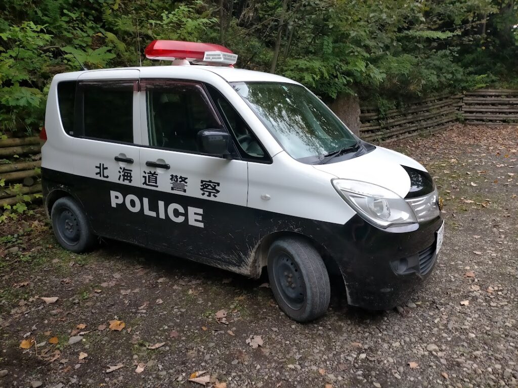 北海道県警のパトカーが羅臼岳登山口に
